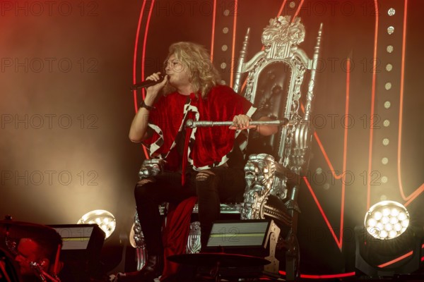 Hannes Braun, singer of the band Kissin' Dynamite live on Back with a Bang World Tour at Capitol Hanover on 09.11.2025