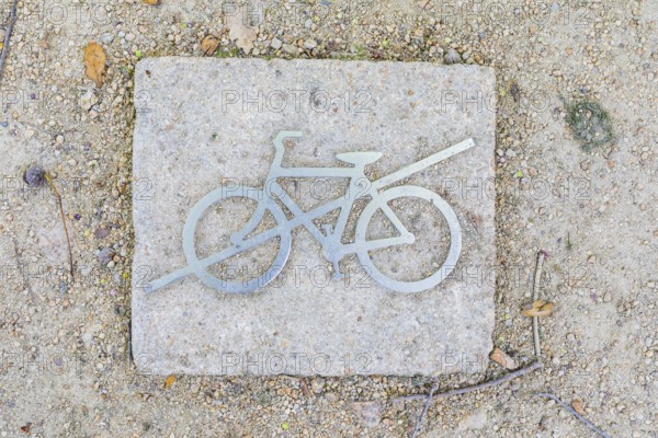 Information sign on the way in Muskauer Park, cycling prohibited, UNESCO World Heritage, Bad Muskau, Upper Lusatia, Saxony, Germany