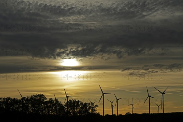 Sunset, wind power plants, clouds, Südergellersen, Samtgemeinde Gellersen, Lower Saxony, Germany