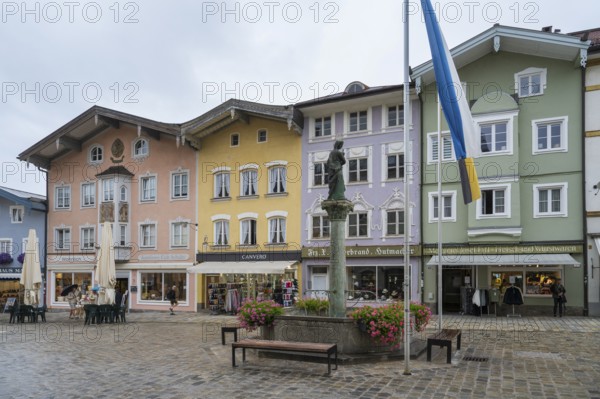 Gabelhäuser mit Lüftlmalerei in der Marktstraße, Marienbrunnen, pedestrian zone, Altstadt, Bad Tölz, Upper Bavaria, Bavaria, Germany