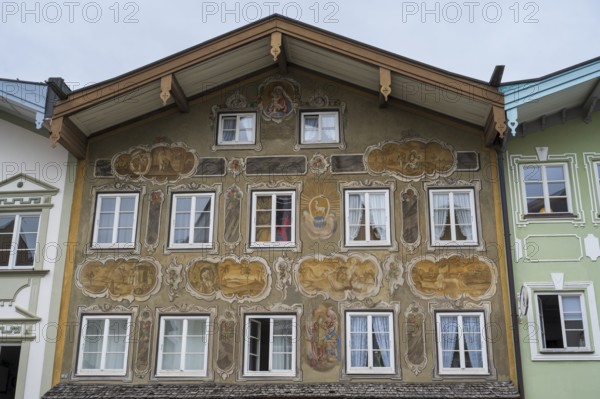 Gable house with air painting in Marktstraße, pedestrian zone, Bad Tölz, Upper Bavaria, Bavaria, Germany