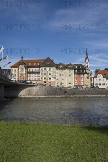 River Isar, Old Town with Church of St. Mariä Himmelfahrt, Bad Tölz, Upper Bavaria, Bavaria, Germany