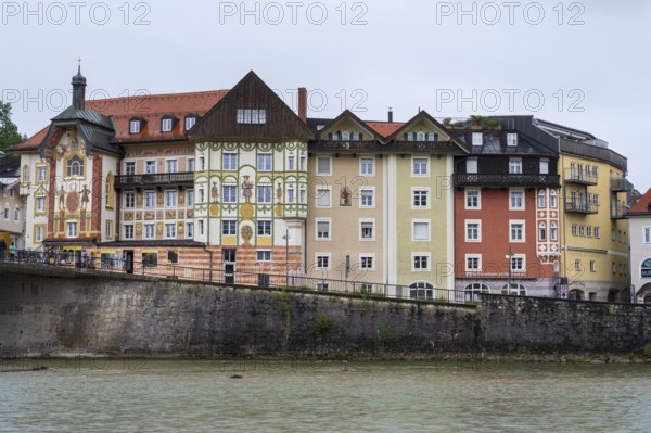 Giebelhäuser am Ufer der Isar, Altstadt, Bad Tölz, Upper Bavaria, Bavaria, Germany