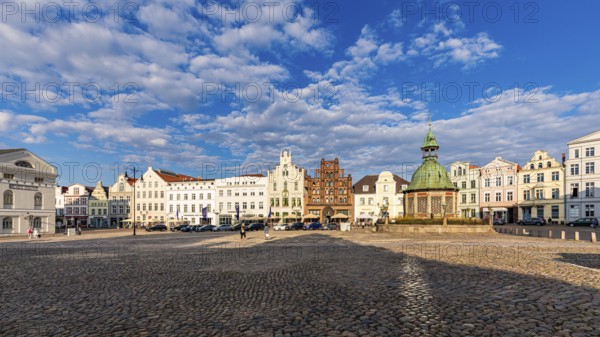 Wismar water art and restaurants on the market square in the old town, Hanseatic City of Wismar, Mecklenburg-Western Pomerania, Germany