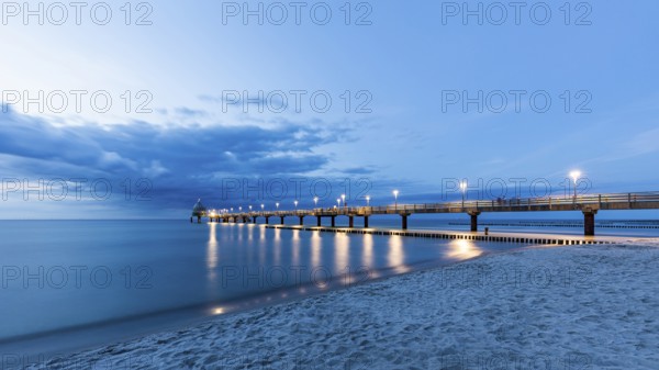 Pier and beach in the Baltic Sea resort of Zingst on the Baltic Sea, Fischland-Darß-Zingst, Mecklenburg-Western Pomerania, Germany