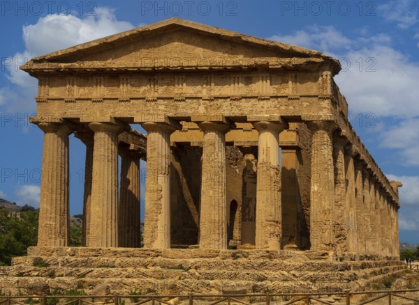 Temple of Concordia, 425 BC, one of the best preserved temples, Valley of the Temples, Agrigento, Sicily, Italy