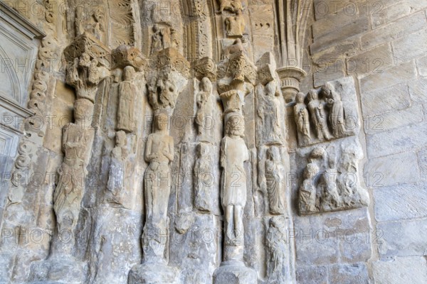 Stone carved figures doorway Iglesia de San Esteban, Romanesque church, Sos del Rey Católico, Cinco Villas Zaragoza province, Aragon, Spain