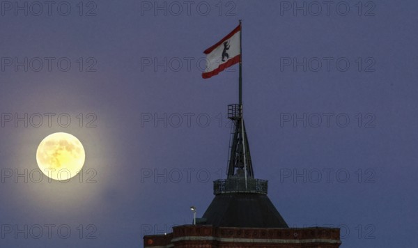 The brightest full moon of the year, Supermoon at the Red Town Hall, Berlin, 05.11.2025, Berlin, Germany