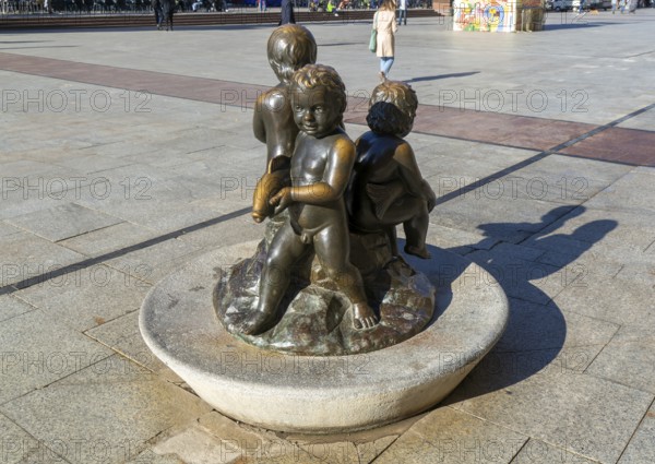 Niños con Peces Children with Fish bronze sculpture fountain, Plaza del Pilar, Zaragoza, Aragon, Spain, Europe by Francisco Rallo Lahoz 1979