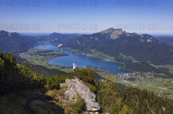 Hikers on the way to Rettenkogel with Wolfgangsee, Postalm, Osterhorn Group, Salzkammergut, Province of Salzburg, Austria