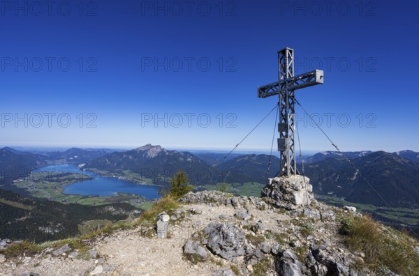 Summit cross on Rettenkogel with Wolfgangsee, Postalm, Osterhorn Group, Salzkammergut, Province of Salzburg, Austria
