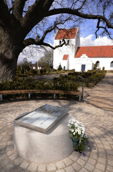 The grave of the love couple Danish circus artist Elvira Madigan or Hedvig Jensen and Swedish officer Lieutenant Sixten Sparre at Landets Cemetery, Tåsinge Island, Funen, Denmark, Scandinavia