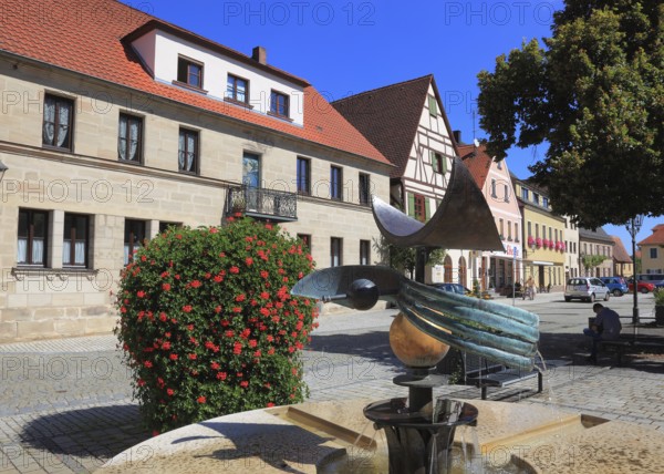 Fachwerkhäuser und Brunnen, am Rathausplatz, city of Heideck in the district of Roth, Middle Franconia, Bavaria, Germany