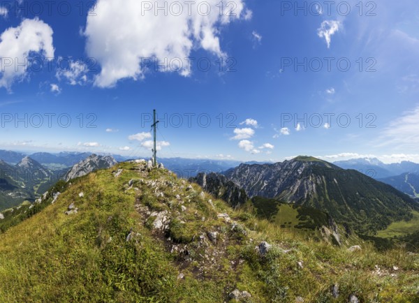 Summit cross on Braunedlkogel with view to Gamsfeld, Postalm, Osterhorn Group, Salzkammergut, State of Salzburg, Austria