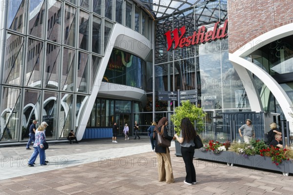Westfield Überseequartier, shopping center, adventure center with passers-by, logo, lettering on glass façade, multifunctional complex, shopping, catering, living, offices, hotels, culture, entertainment, urban development, Elbe promenade, HafenCity, Hamburg, Germany
