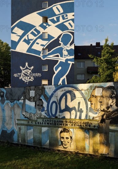 Painted wall on the Glückauf battle track with motifs of FC Schlake 04, Schalke, district of Gelsenkirchen, Ruhr area, North Rhine-Westphalia, Germany