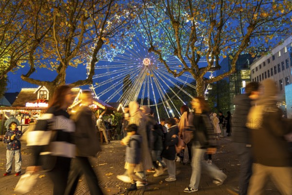 Full city center, shopping street, Kettwiger Straße pedestrian zone in Essen, first takeaways and stalls, even in front of the opening of the Christmas market, Ferris wheel, Christmas lights, North Rhine-Westphalia, Germany