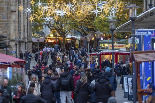 Full city center, shopping street, Kettwiger Straße pedestrian zone in Essen, first takeaways and stalls, even in front of the opening of the Christmas market, Essen Light Weeks, Christmas lights, North Rhine-Westphalia, Germany