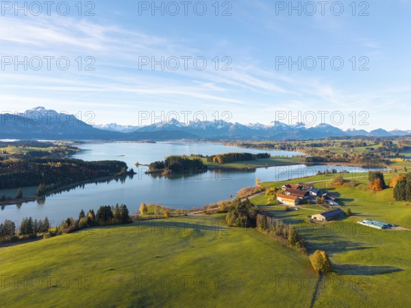 Extensive landscape with mountains in the background, a lake and green meadows in the foreground, Illasbergsee, Forggensee, near Roßhaupten, Ostallgäu, Allgäu, Swabia, Bavaria, Germany