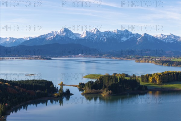 Clear mountain lake with forests on islands in front of a mountain range, Illasbergsee, Forggensee, near Roßhaupten, Ostallgäu, Allgäu, Swabia, Bavaria, Germany