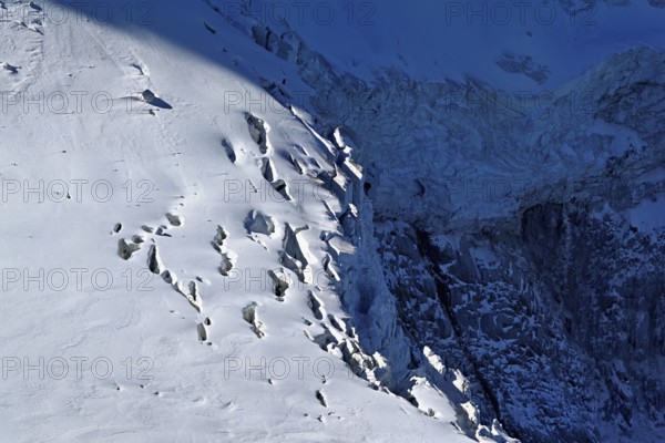 Detailed view of a glacier on a mountain, Dôme du Goûter, viewing platform, Aiguille du Midi mountain station, Chamonix-Mont-Blanc, Haute-Savoie, France