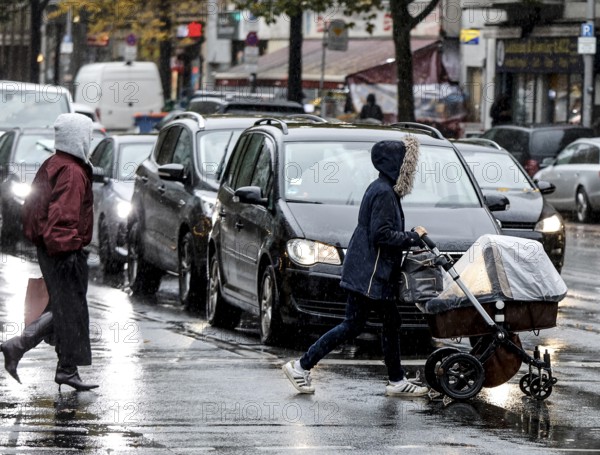People in rain, Potsdamer Straße, Berlin, 30.10.2025, Berlin, Berlin, Germany