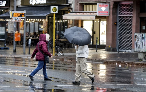 With umbrella and raincoats, people in the rain, Potsdamer Straße, Berlin, 30.10.2025, Berlin, Berlin, Germany