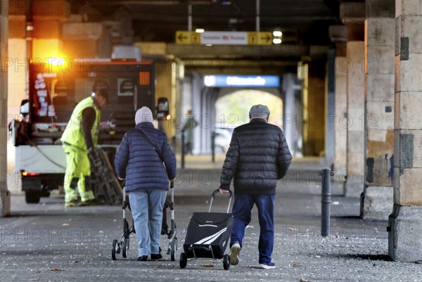 Retired couple with rolator and shopping van, Berlin, 30.10.2025, Berlin, Berlin, Germany
