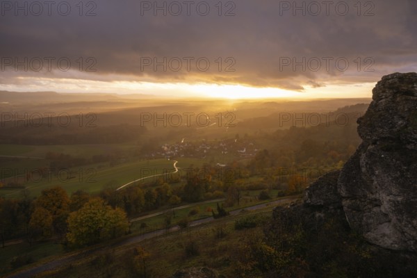 Rain and sun alternating — dramatic autumn atmosphere at the Hohenstaufen Spielburg Nature Reserve