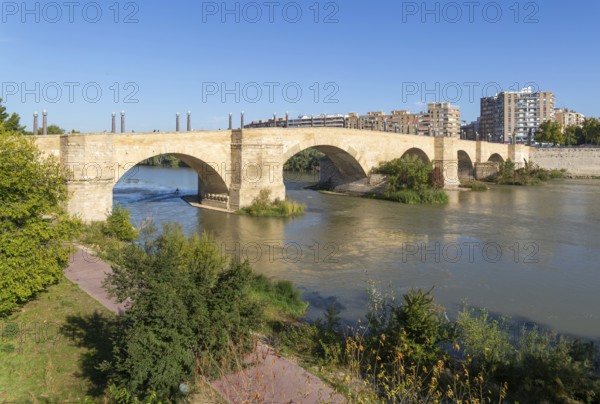 Historic the Stone Bridge, Puente de Piedra, spanning the River Ebro, Zaragoza, Aragon, Spain