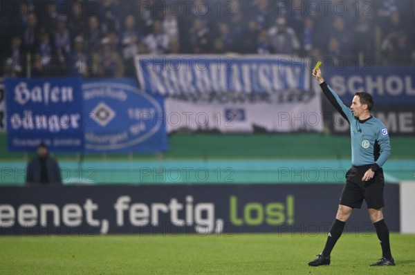 Referee Benjamin Brand shows yellow card yellow warning DFB-Pokal, Voith-Arena, Heidenheim, Baden-Württemberg, Germany