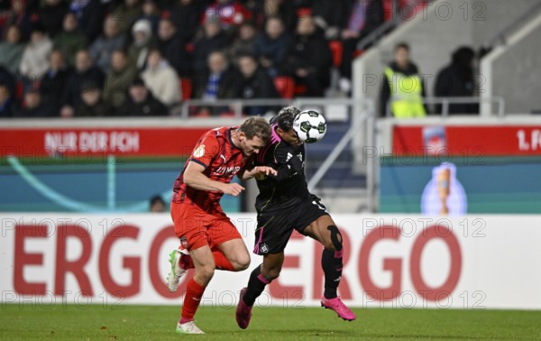 Duel, action Tim Siersleben 1. FC Heidenheim 1846 FCH (04) against Ransford Königsdörffer Hamburger SV HSV (11) in the background gang advertising logo ERGO, DFB-Pokal, Voith-Arena, Heidenheim, Baden-Württemberg, Germany