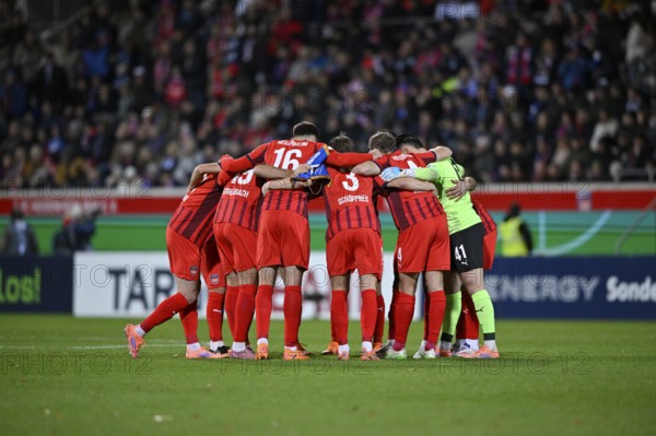 Team building, circle of the team in front of the start of the game 1. FC Heidenheim 1846 DFB-Pokal, Voith-Arena, Heidenheim, Baden-Württemberg, Germany