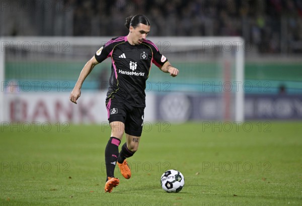 Rayan Philippe Hamburger SV HSV (14) Action on the ball DFB-Pokal, Voith-Arena, Heidenheim, Baden-Württemberg, Germany