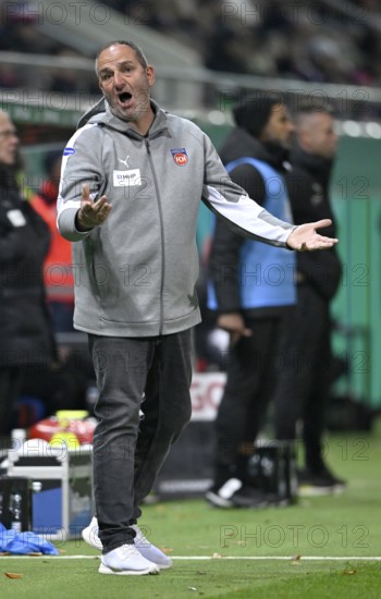 Coach coach Frank Schmidt 1. FC Heidenheim 1846 FCH on the sidelines gesture angry sour rebukes DFB-Pokal, Voith-Arena, Heidenheim, Baden-Württemberg, Germany