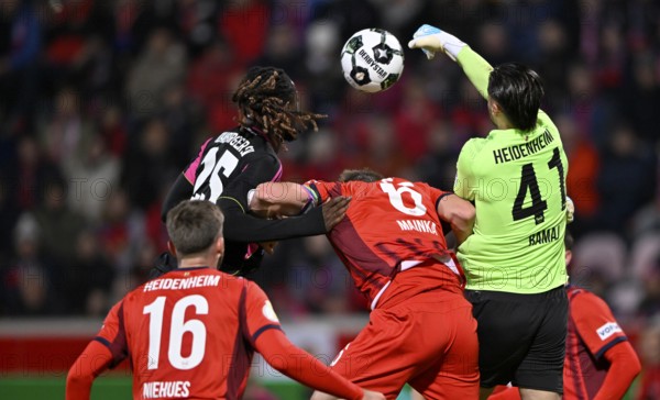 Penalty area scene, goal room scene goalkeeper Diant Ramaj 1. FC Heidenheim 1846 FCH (41) fist defense action against Jordan Torunarigha Hamburger SV HSV (25) Julian Niehues 1. FC Heidenheim 1846 FCH (16) Patrick Mainka 1. FC Heidenheim 1846 FCH (06) DFB-Pokal, Voith-Arena, Heidenheim, Baden-Württemberg, Germany