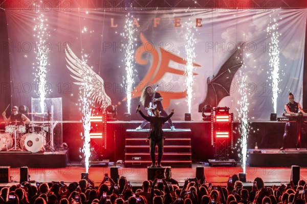 Jean Bormann (guitarist), (drummer) Vassilios Lucky Maniatopoulos, LaFee (singer, real name: Christina Klein), Marco Grasshoff (keyboarder) and Robin Simon (bass player) live on Schatten & Licht Tour 2025 at Berlin's Tempodrom on 26.10.2025