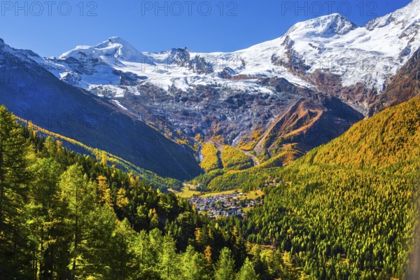 View of the village with Alalin 4027m and Alphubel 4206m in autumn, Saas-Fee, Saasertal, Valais, Switzerland