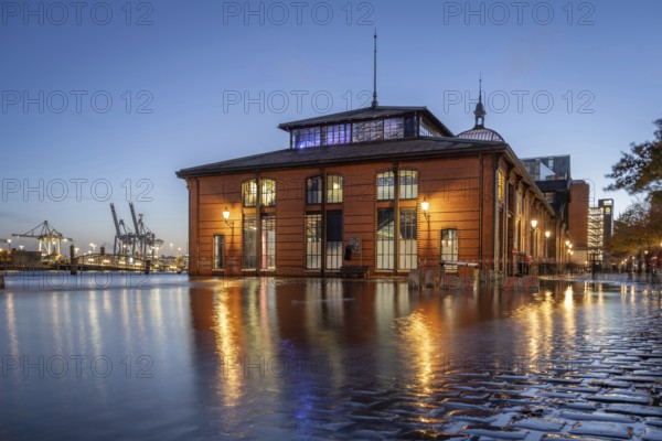 Storm surge (flood) of 24.10.2025 at the Hamburg fish market on the Elbe during the blue hour, Hamburg, Germany