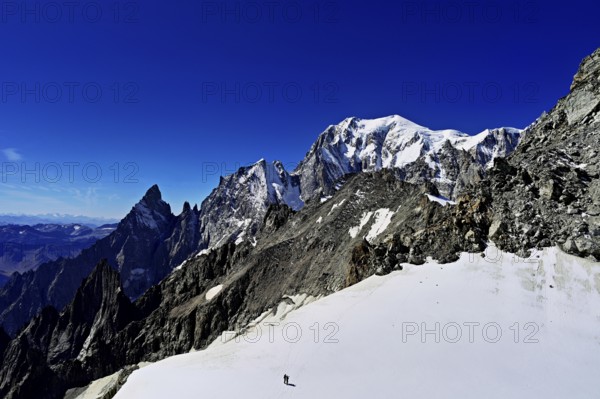 From left, the mountains l'Aiguille Noire de Peuterey, L'Aiguille Blanche de Peuterey, Mont Blanc, Mont Maudit, Pointe Helbronner viewing terrace, Chamonix-Mont-Blanc, Haute-Savoie, watershed Italy, France