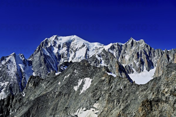 From left, the mountains L'Aiguille Blanche de Peuterey, Mont Blanc, Mont Maudit, Pointe Helbronner viewing terrace, Chamonix-Mont-Blanc, Haute-Savoie, Italian watershed, France