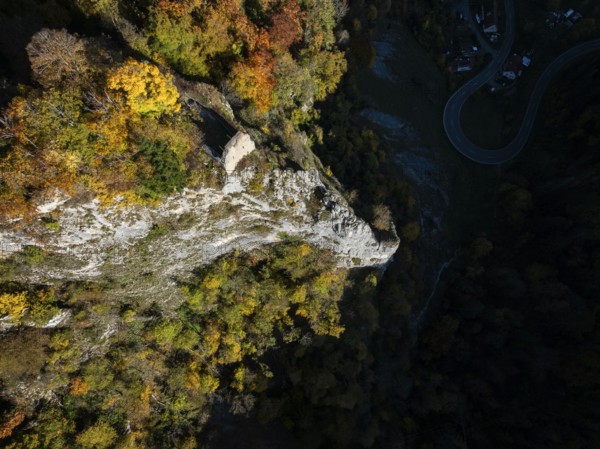 Aerial view of the viewpoint, shovels and Hausen Castle, also known as the Hausen ruins, surrounded by autumn vegetation, a ruin of a castle above the village of Hausen in the valley in the Upper Danube Valley, Beuron, Sigmaringen district, Baden-Württemberg, Germany