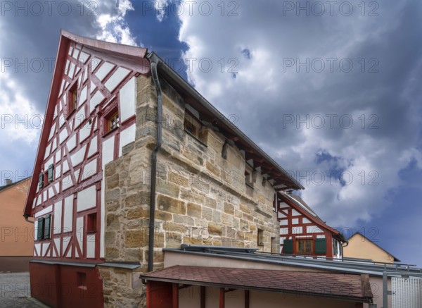 Historic half-timbered house with integrated city wall, built in 1553, reconstructions in 1660 and 1821, renovation 2000, Höllgasse 8, Lauf an der Pegnitz, Middle Franconia, Bavaria, Germany