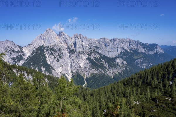View of the peaks and plateaus of the Reither Alm in the Berchtesgaden National Park, with Stadelhorn, Mühlsturzhörner, Grundübelhörner, Schottmalhorn, Edelweisslahner, Berchtesgaden Alps, Bavaria, Germany