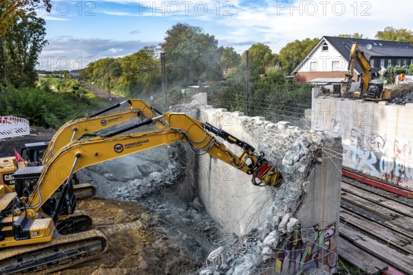 Demolition of an old road bridge, Weierstraße, then new construction of the bridge for the three-track conversion, to extend the Emmerich-Oberhausen railway line, including 47 new bridge structures being built or adapted, the old bridges being replaced by new buildings, for people and especially for freight traffic, extension of the Dutch Betuwe line from the port of Rotterdam, part of the European freight corridor Rotterdam-Genoa, 1300 km long, Oberhausen, North Rhine-Westphalia, Germany