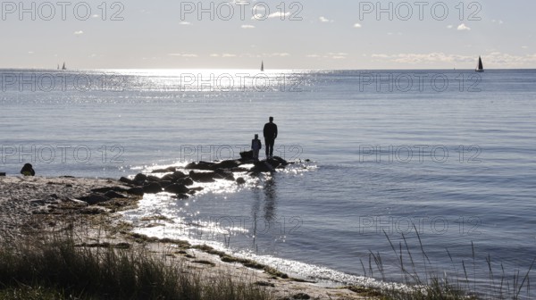 Beach scene on Fehrmannsundstrand in sunny autumn weather, Fehmarn island, 18.10.2025, Fehmarn, Schleswig-Holstein, Germany
