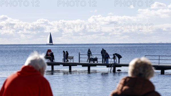 Beach scene on the south beach in sunny autumn weather, Fehmarn island, 18.10.2025, Fehmarn, Schleswig-Holstein, Germany