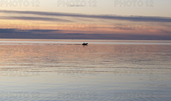 Anglers on the beach during sunset, Fehmarn Island, 18.10.2025, Fehmarn, Schleswig-Holstein, Germany