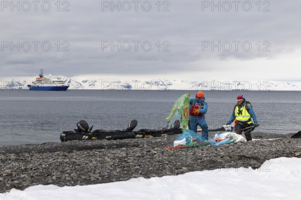 Collecting washed up fishing nets on the beach, expedition ship, sea, Mushamna, Spitsbergen, Svalbard