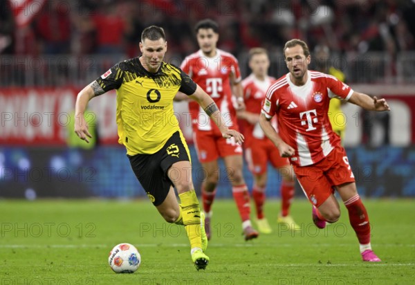 Niklas Süle Borussia Dortmund BVB (25) Ball action Harry Kane FC Bayern Munich FCB (09) German Classico, FC Bayern Munich FCB versus Borussia Dortmund BVB, Allianz Arena, Munich, Bayern, Germany